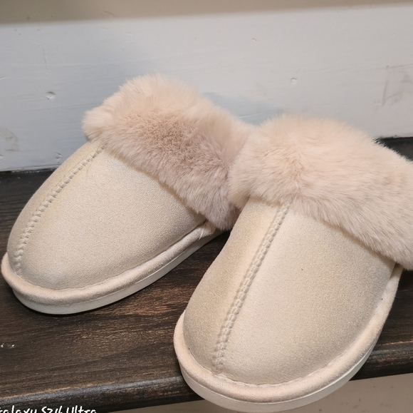 Cozy Cream Fur-Lined Women's Slippers - Picture 3 of 4